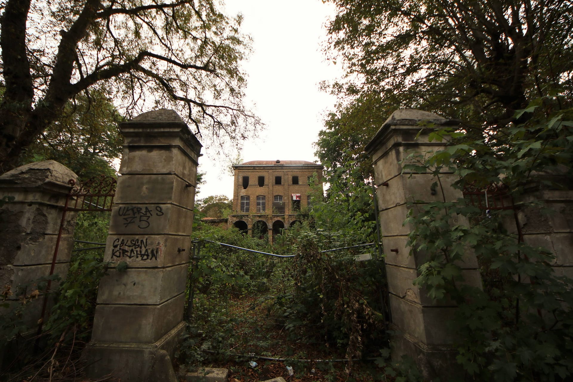 Das Haus Fühlingen in Köln-Chorweiler könnte direkt aus einem Horrorfilm stammen.