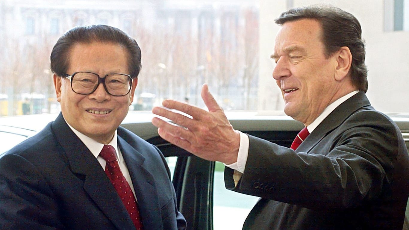 Jiang Zemin (links) und der damalige Bundeskanzler Gerhard Schröder (SPD): Jiang baute Chinas Stellung auf der internationalen Bühne bedeutend aus.