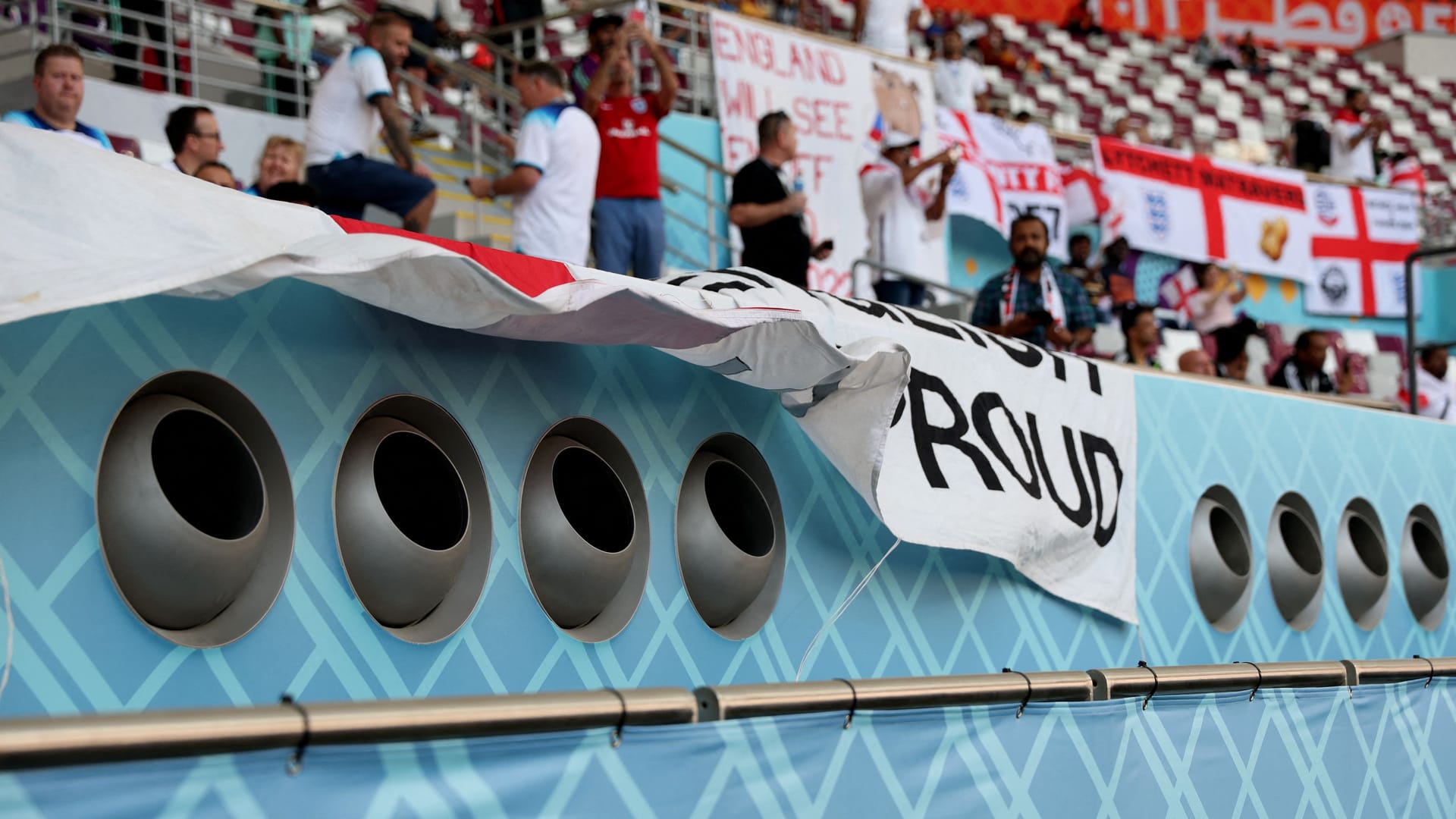 Klimatisierung im Khalifa-Stadion in Doha: Sieben der acht Stadien verfügen über modernste Kühltechnologie – die auch dafür sorgt, dass die kühle Luft auch ohne Dach auf dem Spielfeld und den Zuschauerrängen bleibt.