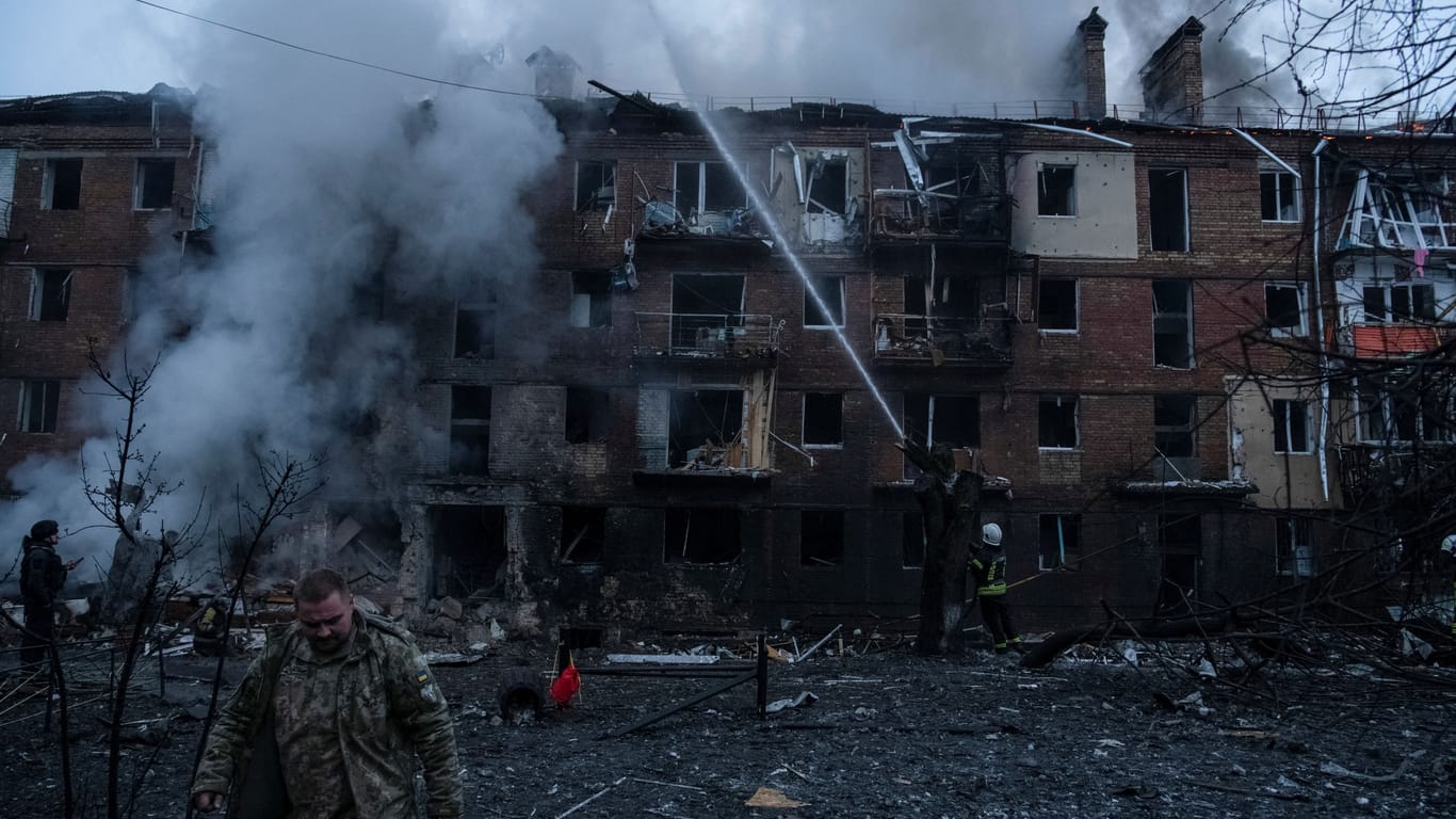 Rettungskräfte bei einem von einer Rakete getroffenen Haus in Kiew: Das Energienetz wurde schwer getroffen.