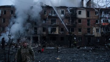 Rettungskräfte bei einem von einer Rakete getroffenen Haus in Kiew: Das Energienetz wurde schwer getroffen.