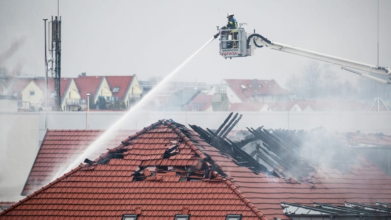 Brennendes Dach (Symbolbild): Richtet ein Brand schweren Schaden am Haus an, springt die Wohngebäudeversicherung ein.