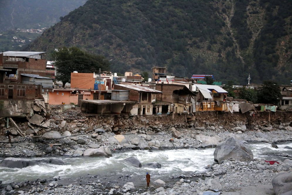 Schäden nach der Flut in Pakistan (Symbolbild): Ein Kleinbus ist in eine Schlucht gestürzt, die durch die Fluten augehoben wurde.
