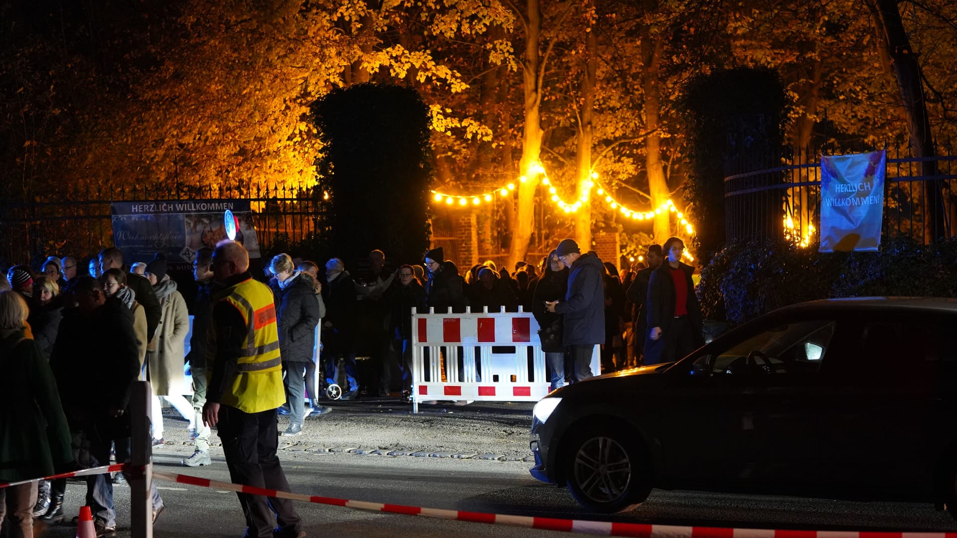 Auf dem Weihnachtsmarkt auf Schloss Bodelschwingh bei Dortmund ist es zur Massenpanik unter Besuchern gekommen.