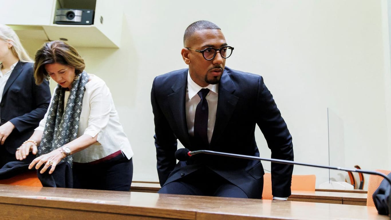 Jérôme Boateng mit seinen Anwälten und Bodyguards: Eine Zeugin im Prozess hatte Ermittlungen gegen den Sicherheitsdienst angestoßen.