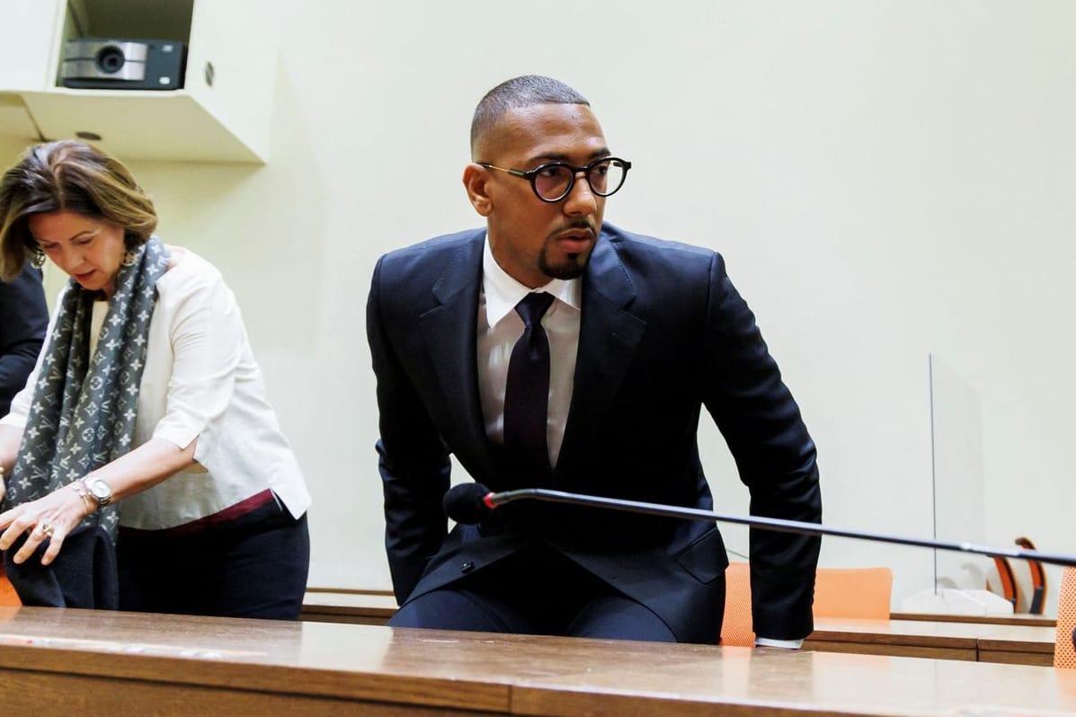 Jérôme Boateng mit seinen Anwälten und Bodyguards: Eine Zeugin im Prozess hatte Ermittlungen gegen den Sicherheitsdienst angestoßen.