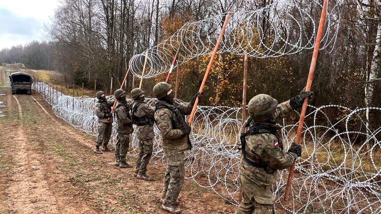 Polnische Soldaten errichten einen Stacheldrahtzaun an der Grenze zu Kaliningrad: Anzeichen dafür, dass es hier zu einer Situation wie an der belarussischen Grenze kommen könnte, gibt es derzeit nicht.