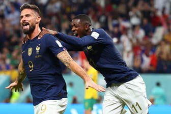 Olivier Giroud (l.): Der Stürmer erzielt das 2:1 für Frankreich gegen Australien.
