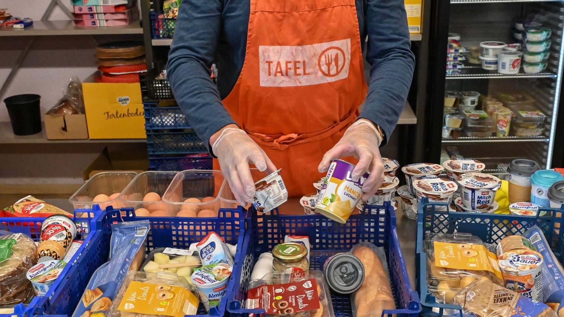 Ein ehrenamtlicher Helfer in der Tafel: Die Tafeln in Deutschland haben noch nie so vielen bedürftigen Menschen geholfen wie derzeit.