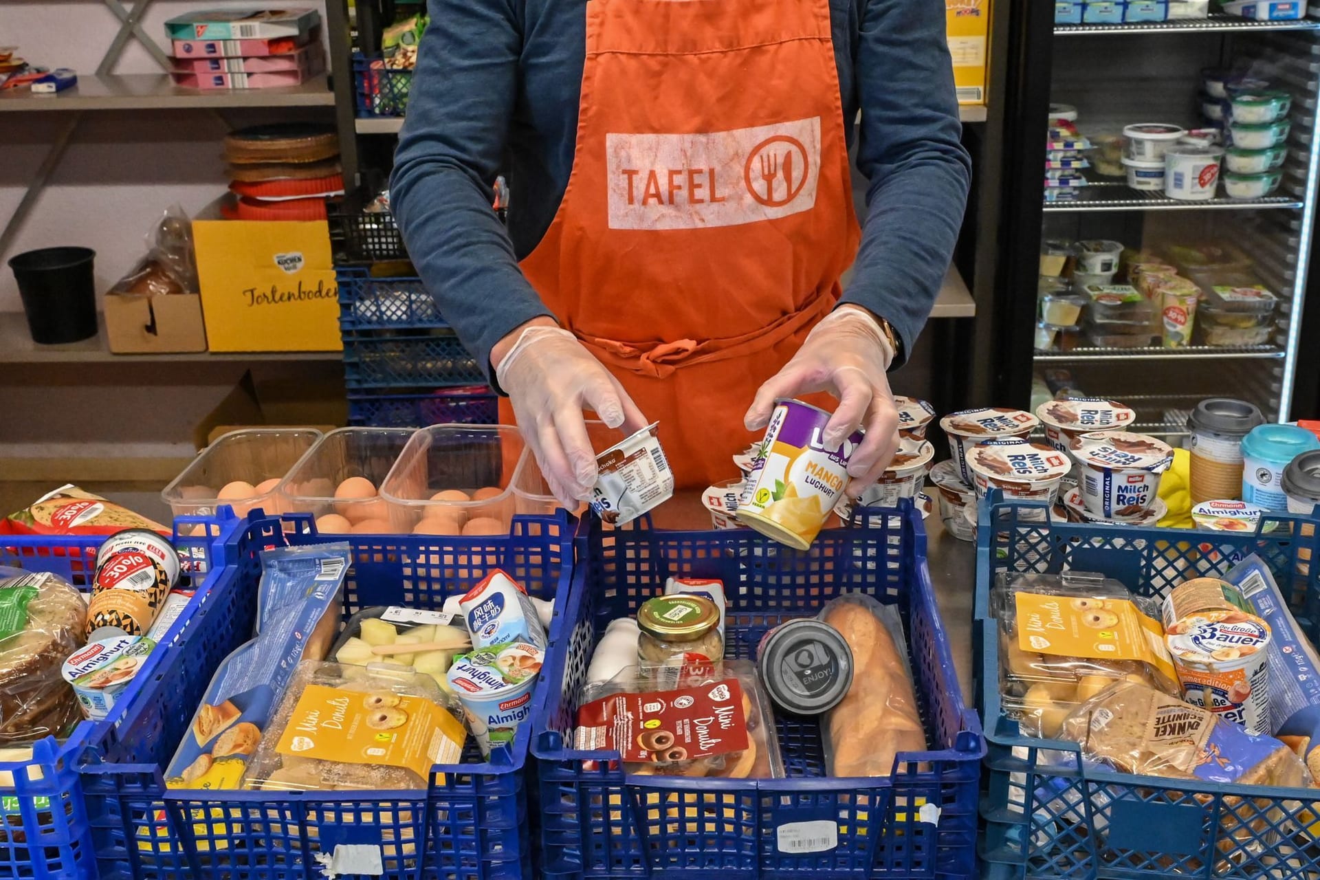 Ein ehrenamtlicher Helfer in der Tafel: Die Tafeln in Deutschland haben noch nie so vielen bedürftigen Menschen geholfen wie derzeit.