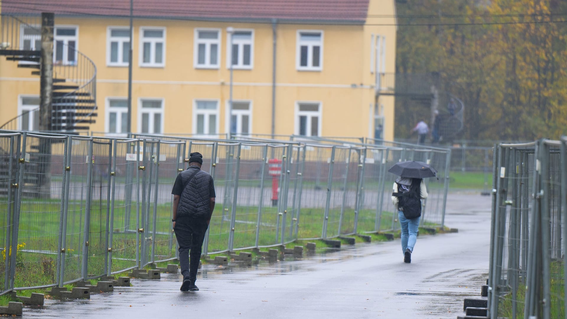 Geflüchtete gehen über das Gelände vom Geflüchteten-Ankunftszentrum (Archivbild): In Bad Fallingbostel ist die Situation in der Erstaufnahmeeinrichtung ausgereizt.