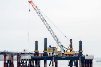 Ein Kran steht vor dem Anleger für das LNG-Terminal auf einer Plattform vor Wilhelmshaven: Der erste Anleger ist am Dienstag eröffnet worden.