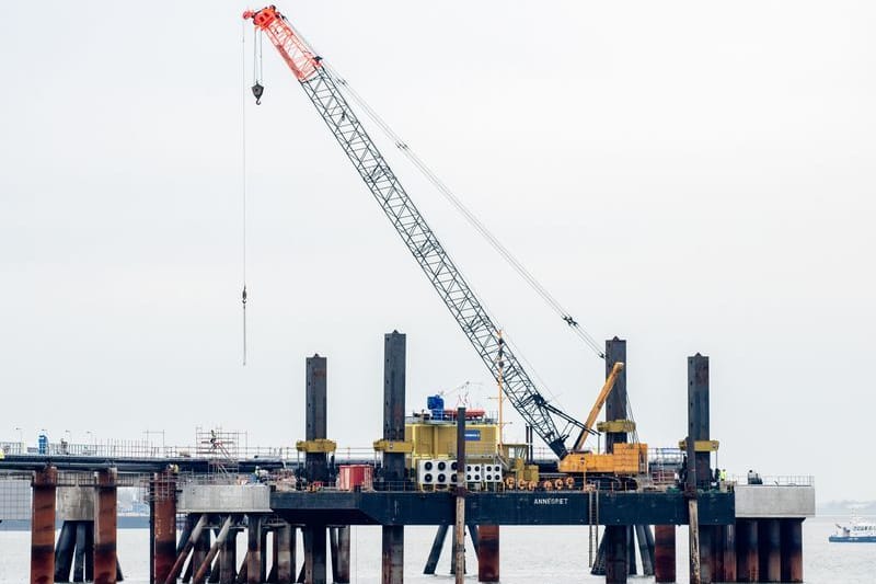 Ein Kran steht vor dem Anleger für das LNG-Terminal auf einer Plattform vor Wilhelmshaven: Der erste Anleger ist am Dienstag eröffnet worden. Ein Kran steht vor dem Anleger für das LNG-Terminal auf einer Plattform vor Wilhelmshaven: Der erste Anleger ist am Dienstag eröffnet worden.