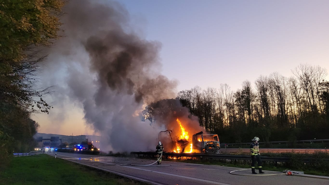 Ein in Brand geratener Lkw auf der A45: Der Laster transportierte Möbel.