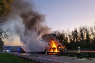 Ein in Brand geratener Lkw auf der A45: Der Laster transportierte Möbel.