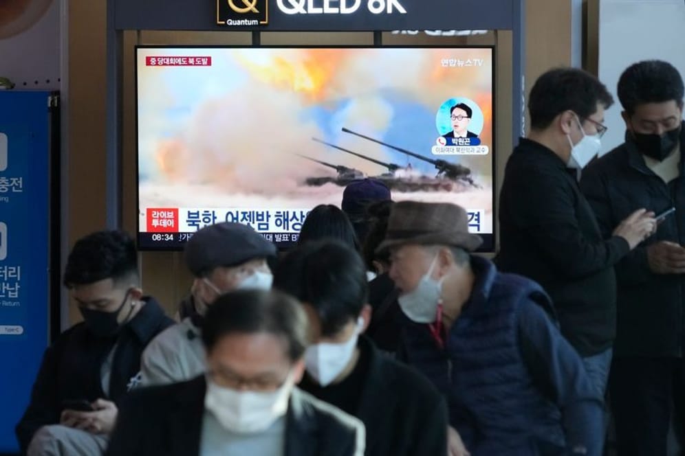 Eine Nachrichtensendung berichtet an einer Bahnhaltestelle im südkoreanischen Seoul über Militärübungen Nordkoreas.