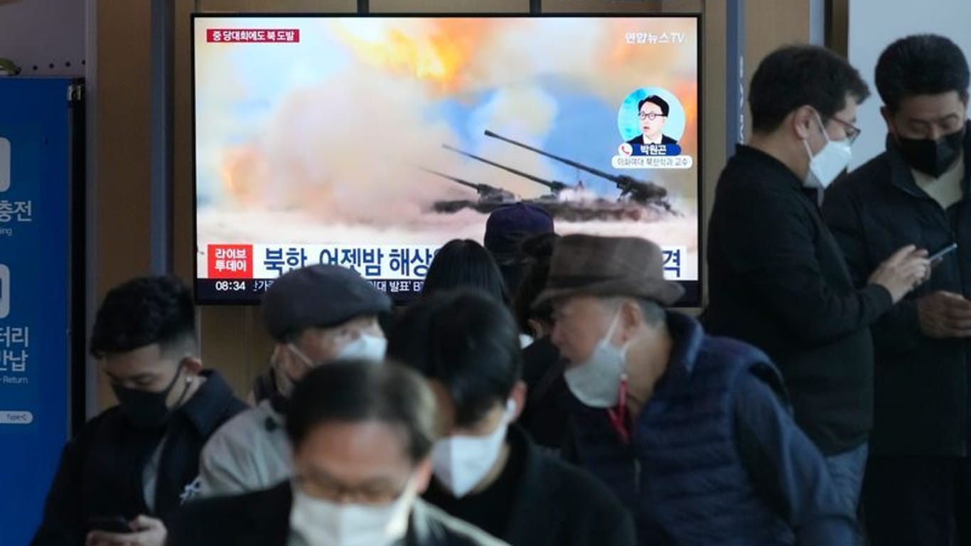 Eine Nachrichtensendung berichtet an einer Bahnhaltestelle im südkoreanischen Seoul über Militärübungen Nordkoreas.