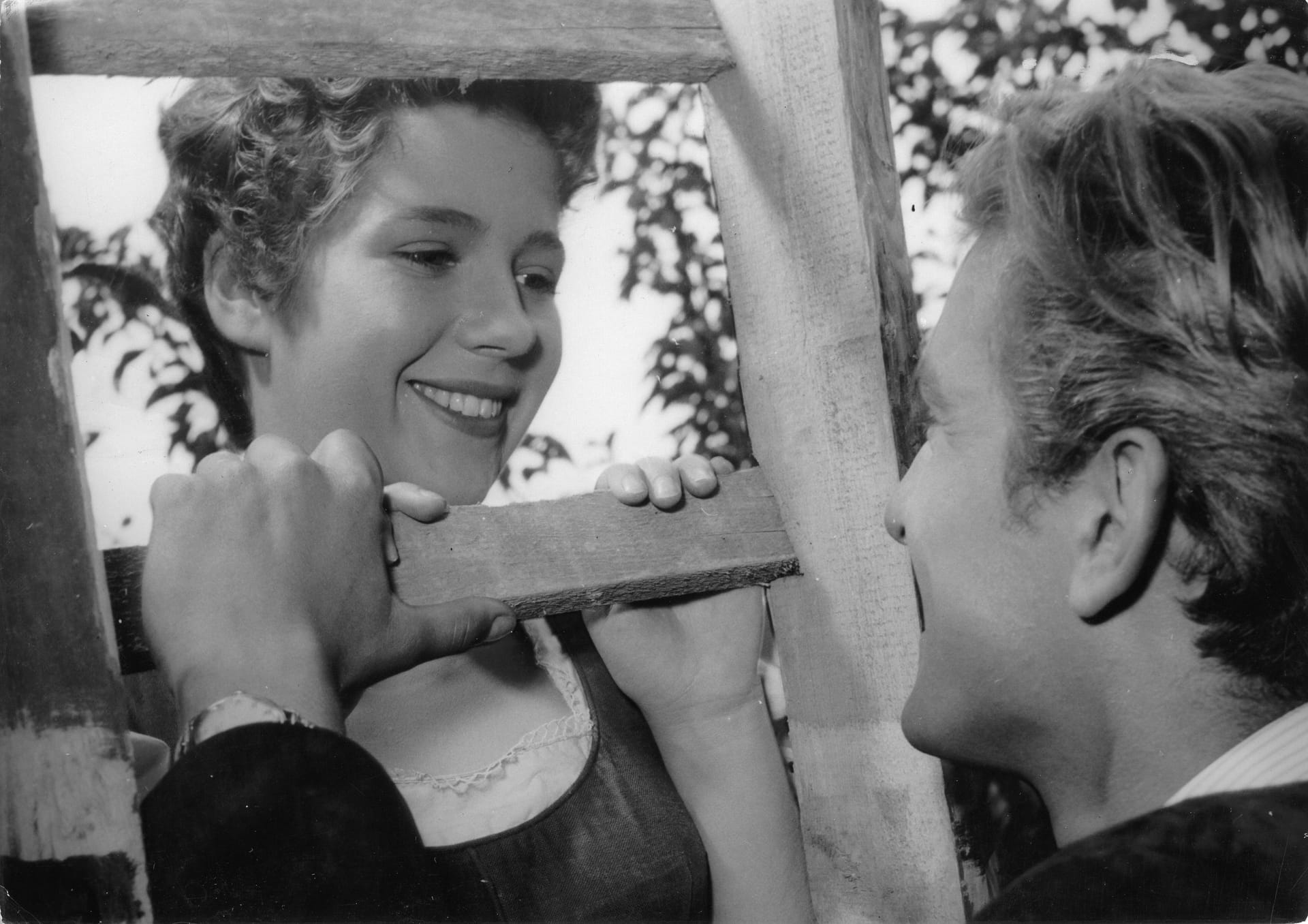 Das war ihr Debüt: Christiane Hoerbiger mit Schauspielkollege Hans von Borsody in einer Szene des Films "Der Major und die Stiere" von 1955.