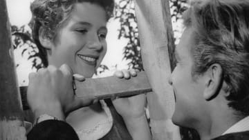 Das war ihr Debüt: Christiane Hoerbiger mit Schauspielkollege Hans von Borsody in einer Szene des Films "Der Major und die Stiere" von 1955.