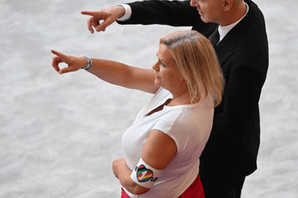 Deutliches Signal: Bundesinnenministerin Faeser (vorn) beim deutschen WM-Auftakt gegen Japan.