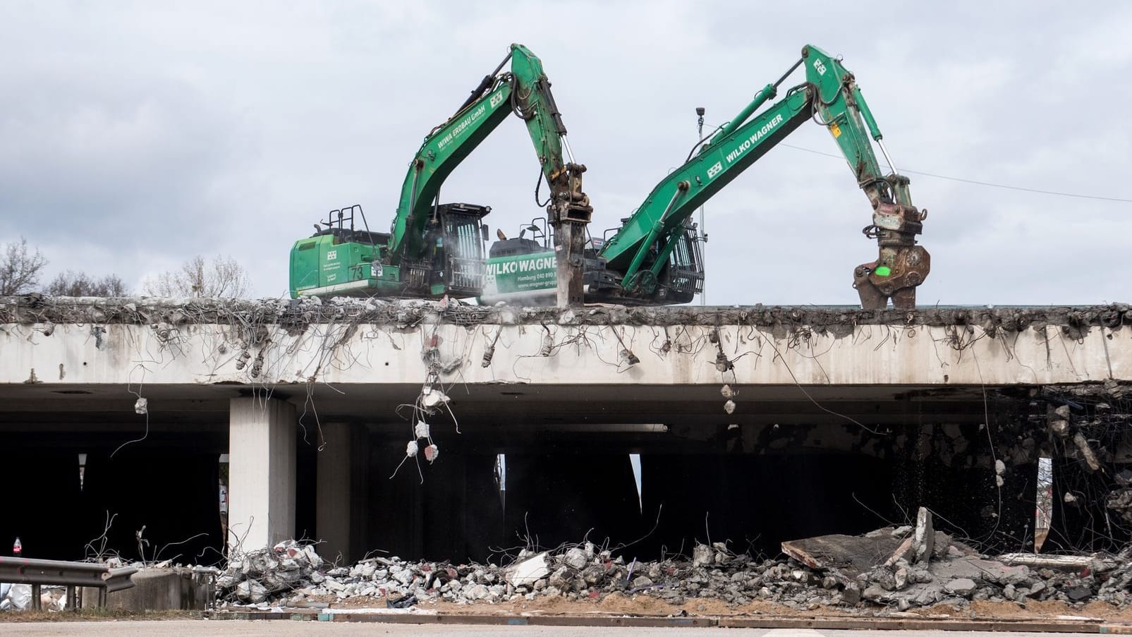 Zwei Bagger sind mit Abbrucharbeiten an einer Brücke über die A7 beschäftigt (Archivbild): Die Autobahn ist für mehrere Tage gesperrt. Zwei Bagger sind mit Abbrucharbeiten an einer Brücke über die A7 beschäftigt (Archivbild): Die Autobahn ist für mehrere Tage gesperrt.