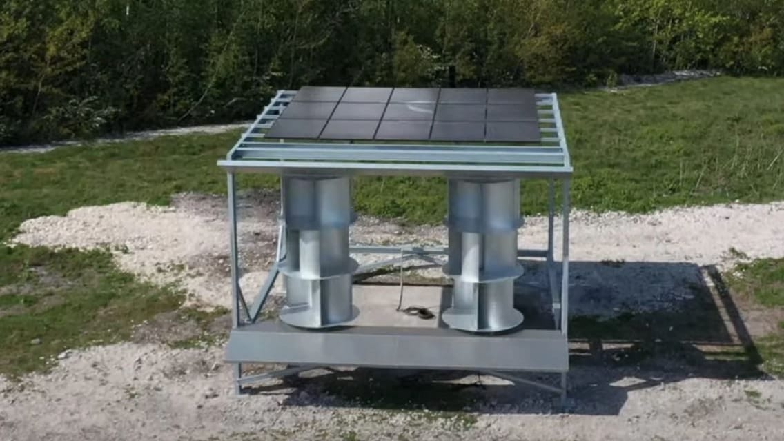 Das Gerät: Unten wird es mit Windkraft betrieben, oben mit Solarpanels.