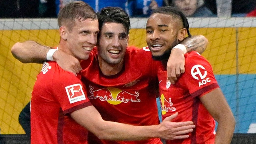 Starkes Trio: Leipzigs Olmo, Szoboszlai und Nkunku (v. l.) jubeln in Hoffenheim.