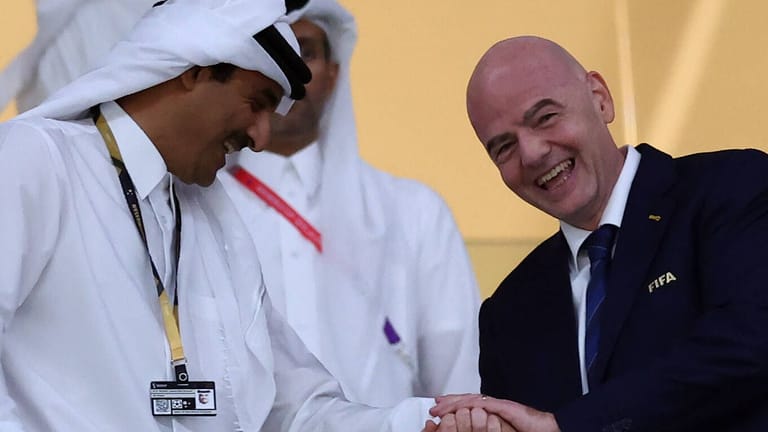 Gute Laune auf der Tribüne bei der WM-Eröffnung: Fifa-Chef Gianni Infantino (r.) und Katars Staatsoberhaupt Tamim bin Hamad Al Thani.