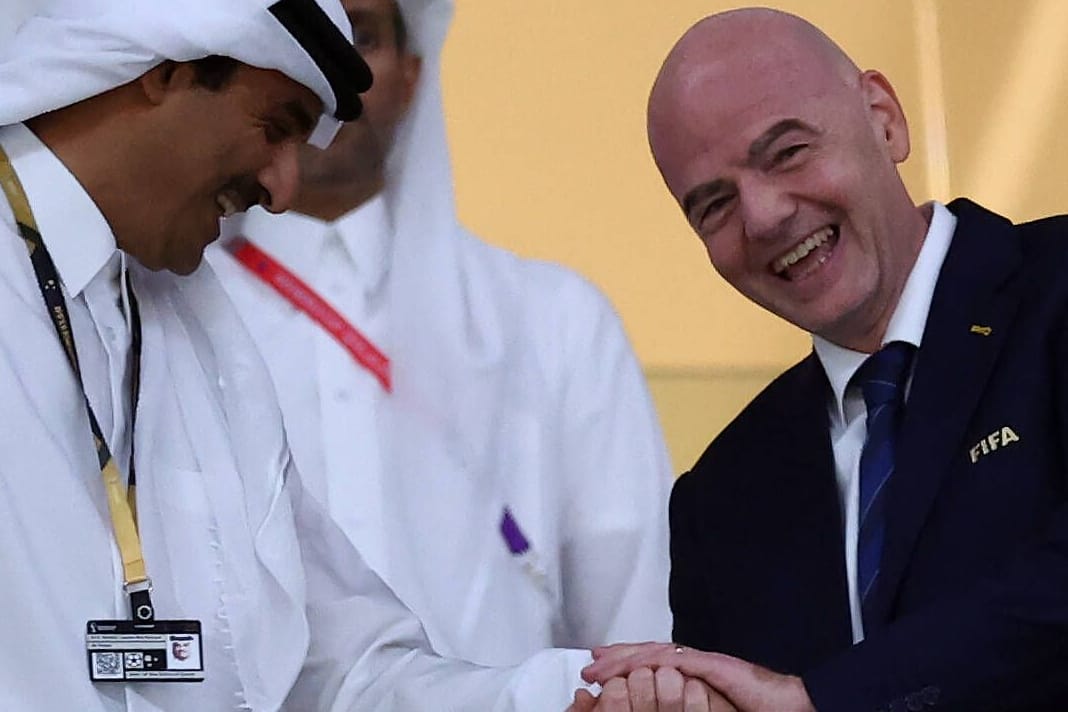 Gute Laune auf der Tribüne bei der WM-Eröffnung: Fifa-Chef Gianni Infantino (r.) und Katars Staatsoberhaupt Tamim bin Hamad Al Thani.