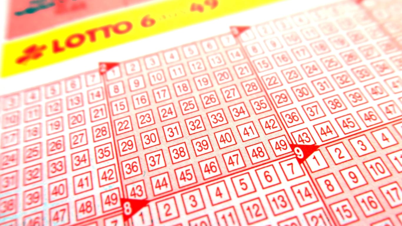 Lottoschein in NRW (Symbolfoto): Wer die richtigen Zahlen wählt, kann viel Geld gewinnen – und mancher auch alte Bekannte wieder sehen.