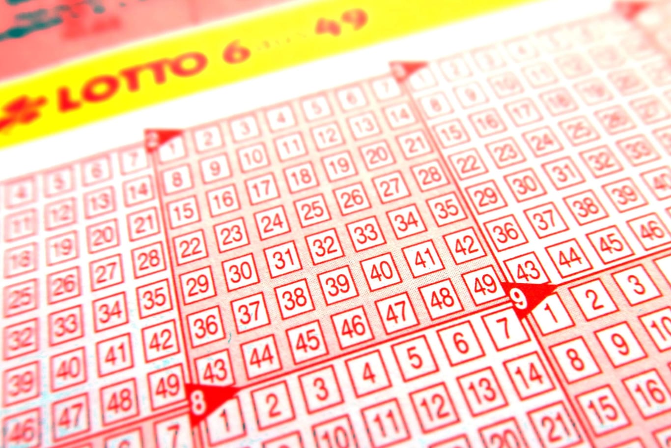 Lottoschein in NRW (Symbolfoto): Wer die richtigen Zahlen wählt, kann viel Geld gewinnen – und mancher auch alte Bekannte wieder sehen.