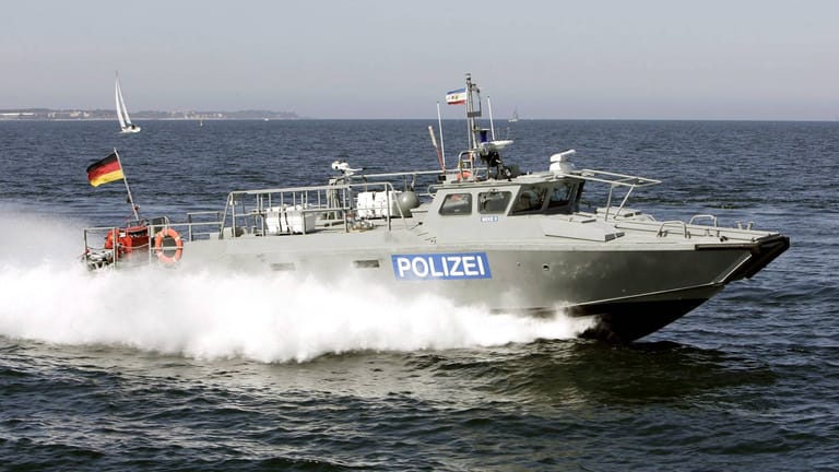 Wasserschutzpolizei in der Ostsee: Bei AIS-Verstößen wird eine Sanktionskette in Gang gesetzt. Kann sie noch Hinweise liefern?