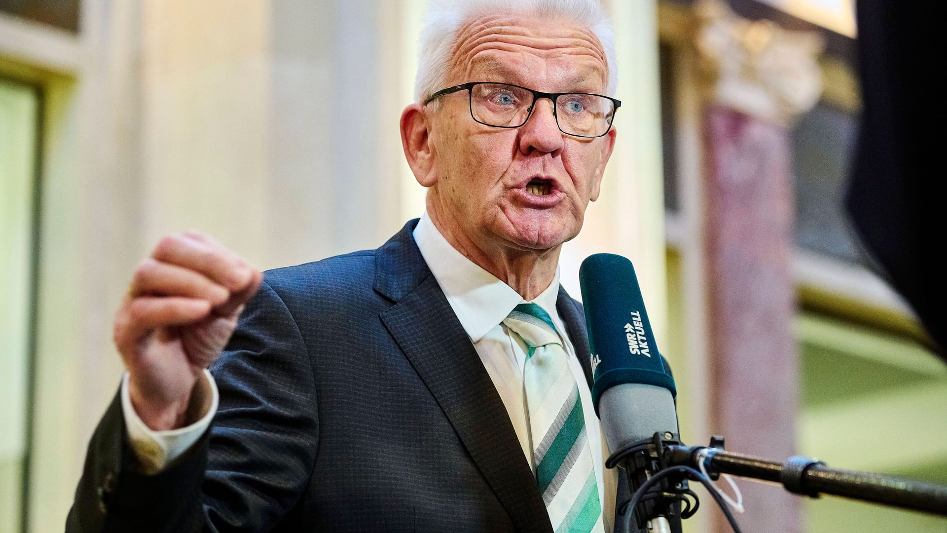 Winfried Kretschmann in einem Interview (Archivfoto): Die Partei des grünen Ministerpräsidenten rutscht in einer Umfrage ab.