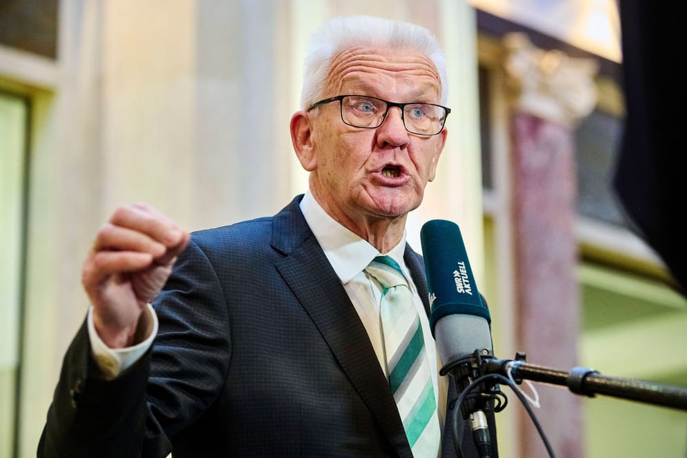 Winfried Kretschmann in einem Interview (Archivfoto): Die Partei des grünen Ministerpräsidenten rutscht in einer Umfrage ab.