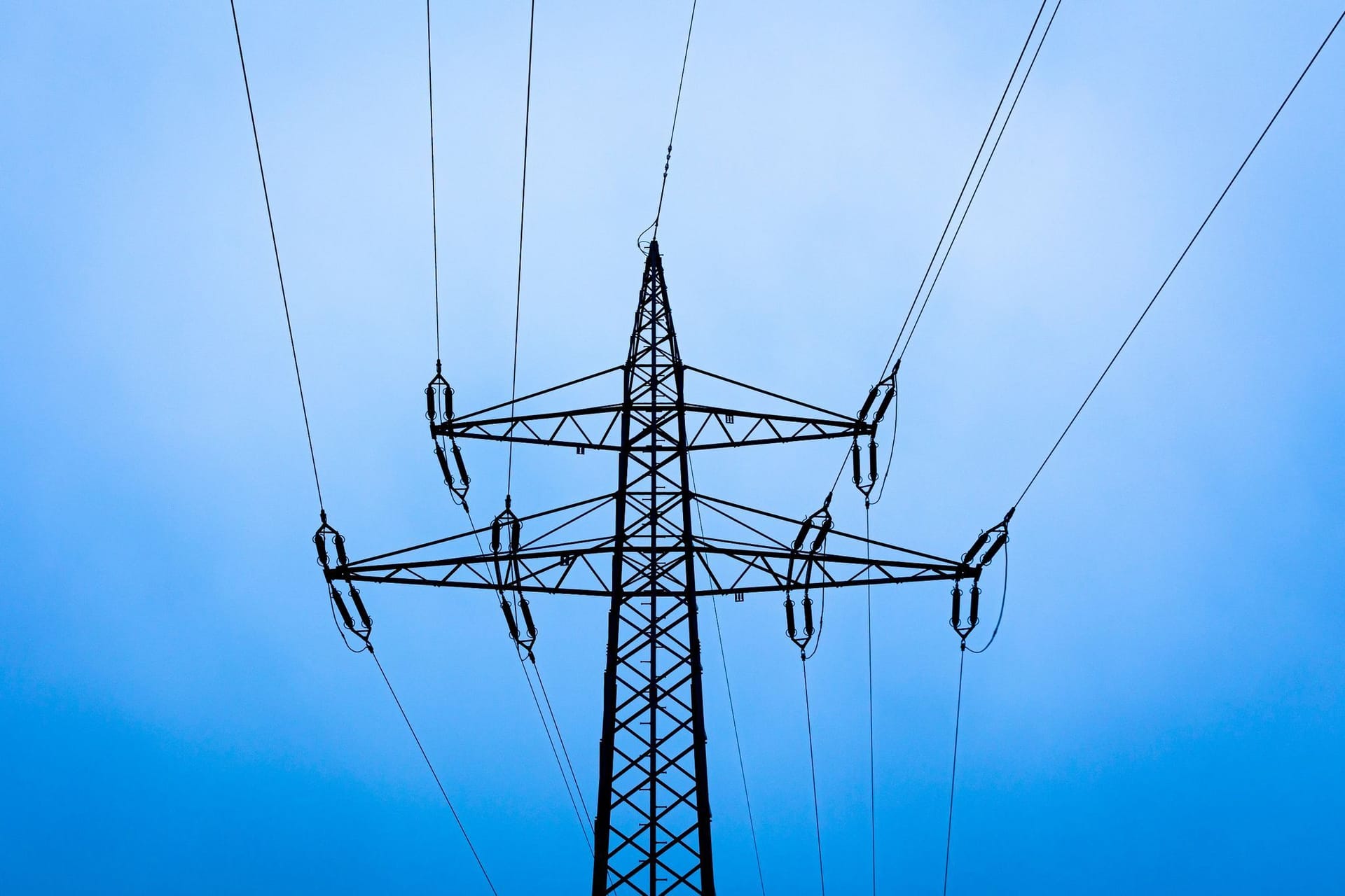 Blick auf einen Strommast (Symbolbild): Ein Kabelfehler führte dazu, dass viele Berliner keinen Strom hatten. Blick auf einen Strommast (Symbolbild): Ein Kabelfehler führte dazu, dass viele Berliner keinen Strom hatten.