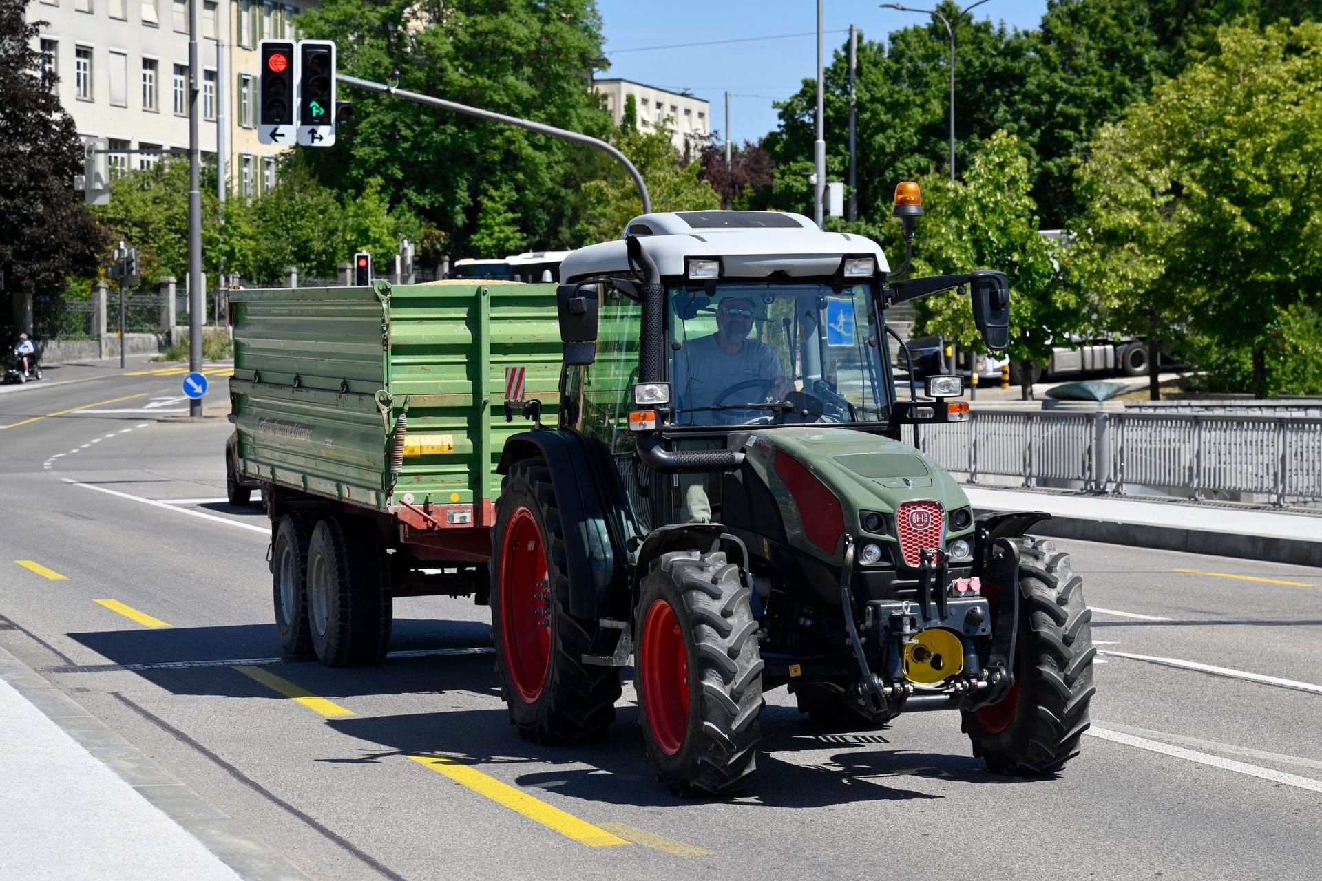 Traktor mit Anhänger (Archivbild): Am Sonntag wurden neun Menschen verletzt, darunter ein zweijähriges Kind.