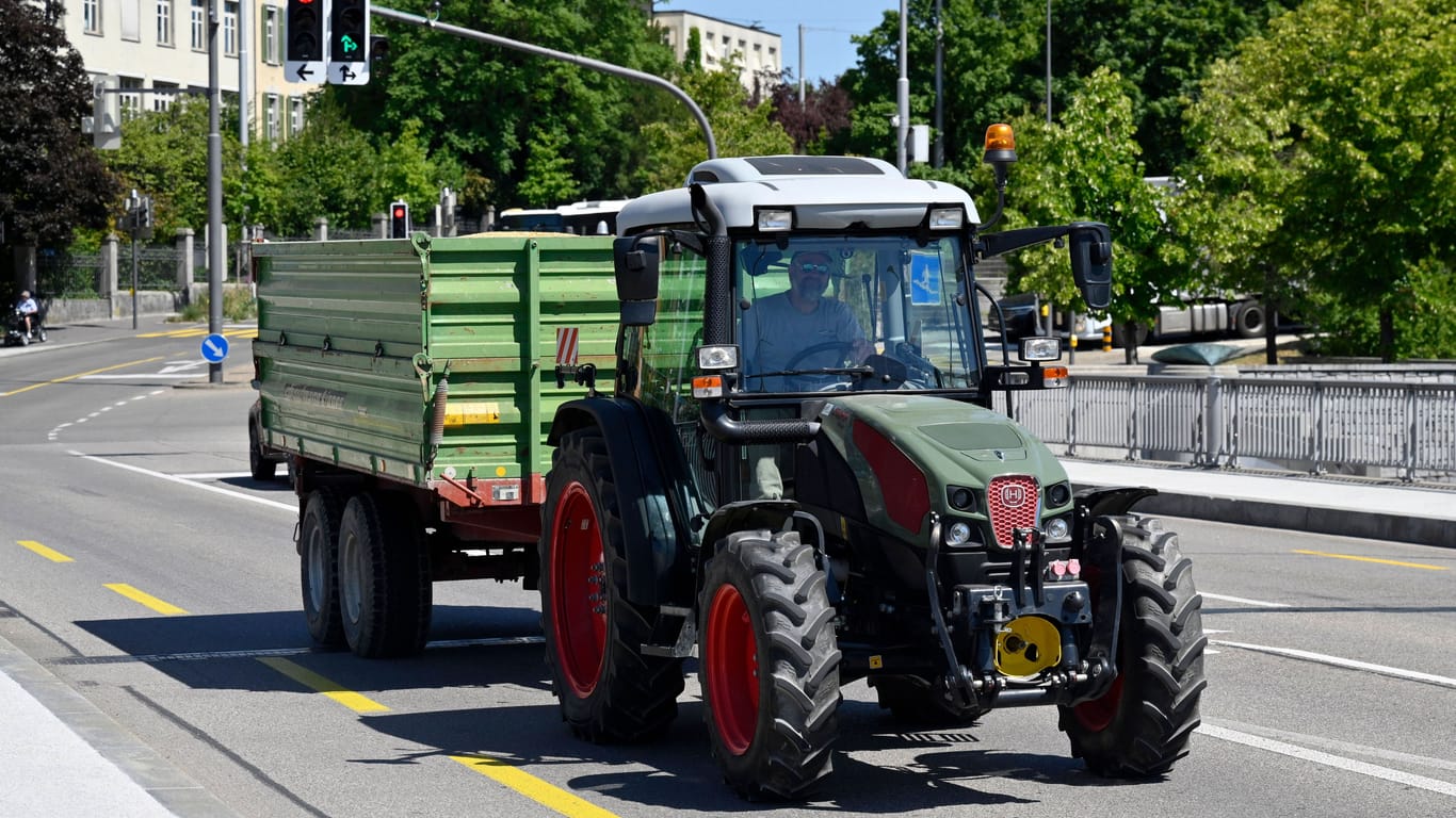Traktor mit Anhänger (Archivbild): Am Sonntag wurden neun Menschen verletzt, darunter ein zweijähriges Kind.
