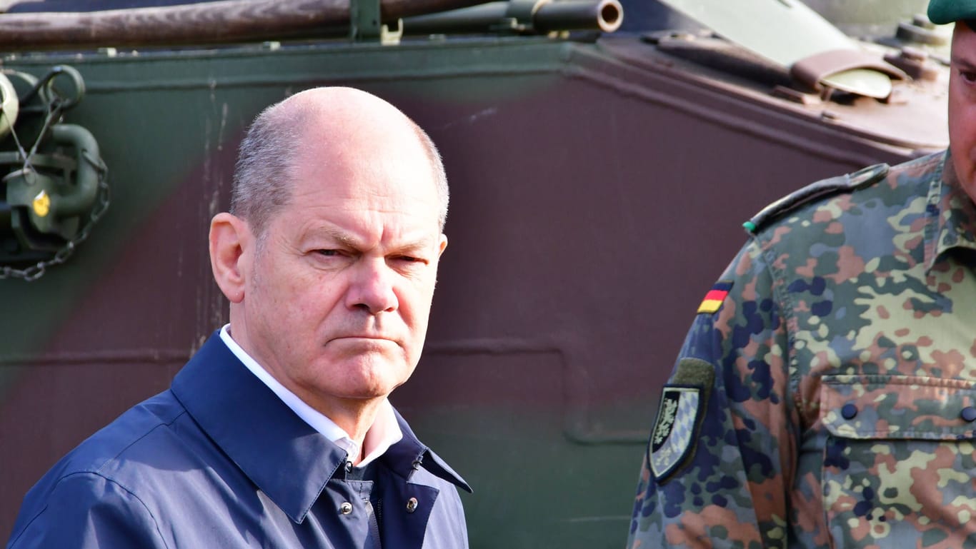 Kanzler Scholz bei Besuch einer Übung der Bundeswehr mit der Panzerhaubitze 2000.