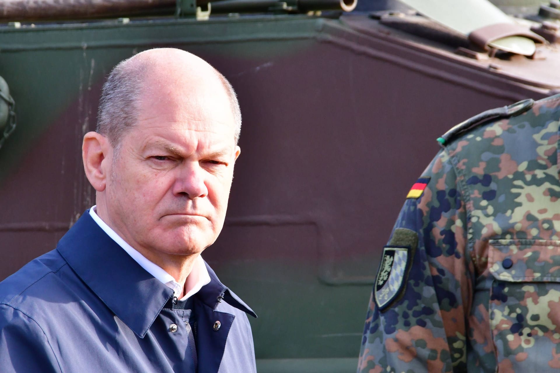 Kanzler Scholz bei Besuch einer Übung der Bundeswehr mit der Panzerhaubitze 2000.