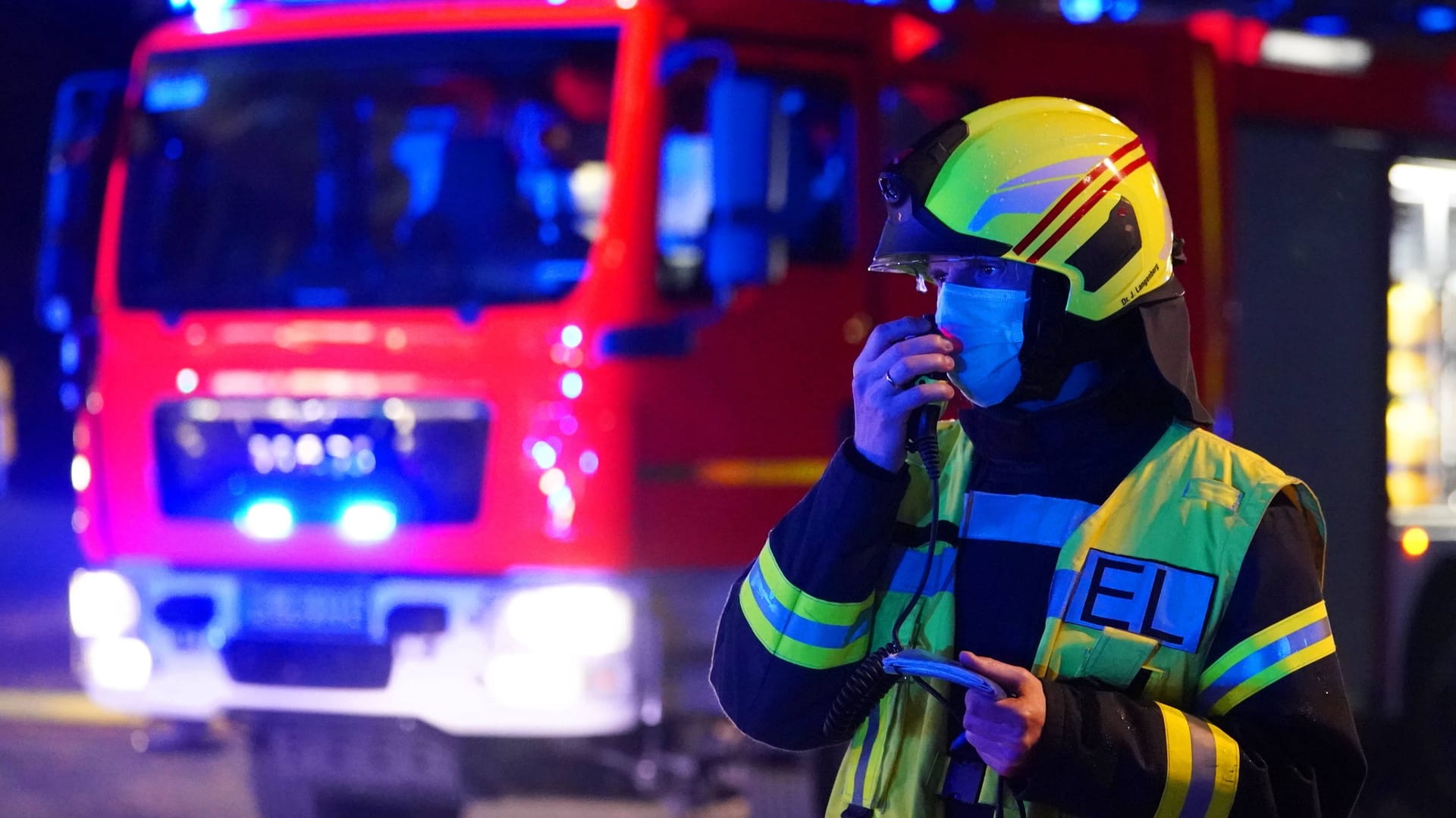 Feuerwehrmann im Einsatz (Symbolfoto): Der Schaden soll im hohen sechsstelligen Bereich liegen. Feuerwehrmann im Einsatz (Symbolfoto): Der Schaden soll im hohen sechsstelligen Bereich liegen.
