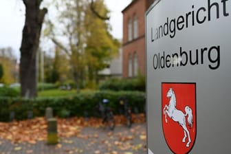 Das niedersächsische Landeswappen am Landgericht Oldenburg (Archivfoto): In neun Fällen erfolgte ein Freispruch.