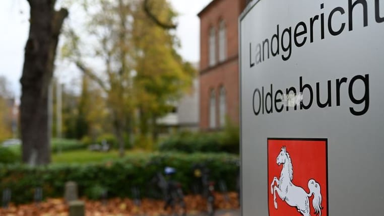 Das niedersächsische Landeswappen am Landgericht Oldenburg (Archivfoto): In neun Fällen erfolgte ein Freispruch.