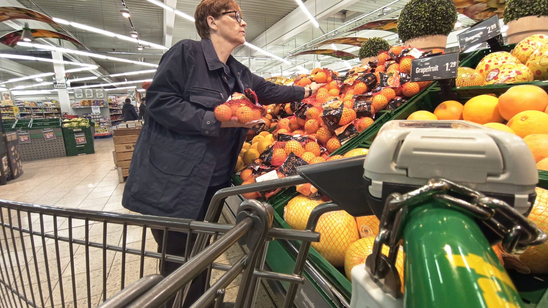 Einkauf in einem Supermarkt: Der starke Preisauftrieb im deutschen Großhandel hat sich abgeschwächt. Einkauf in einem Supermarkt: Der starke Preisauftrieb im deutschen Großhandel hat sich abgeschwächt.