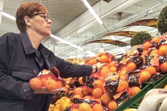 Einkauf in einem Supermarkt: Der starke Preisauftrieb im deutschen Großhandel hat sich abgeschwächt.