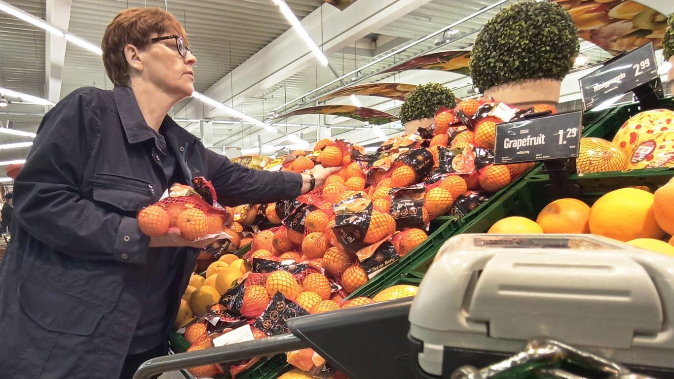 Einkauf in einem Supermarkt: Der starke Preisauftrieb im deutschen Großhandel hat sich abgeschwächt.