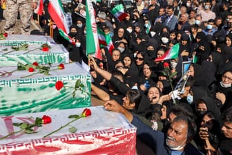 Proteste im Iran: In der Stadt Izeh beklagen Anwohner ihre Toten.
