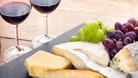 Käse, Weintrauben und Rotwein