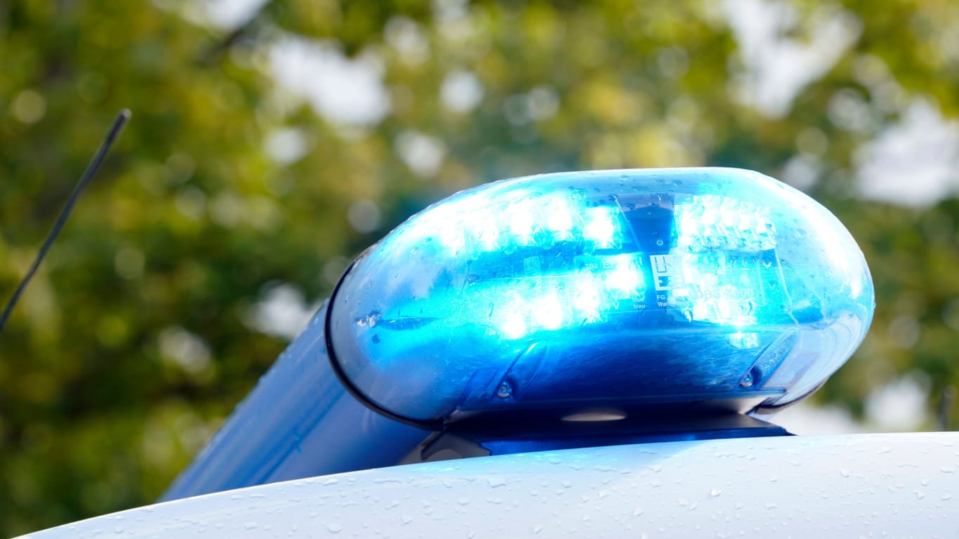 Blaulicht auf Polizeifahrzeug (Symbolbild): Mit schweren Verletzungen kam die 75-jährige Passantin ins Krankenhaus.
