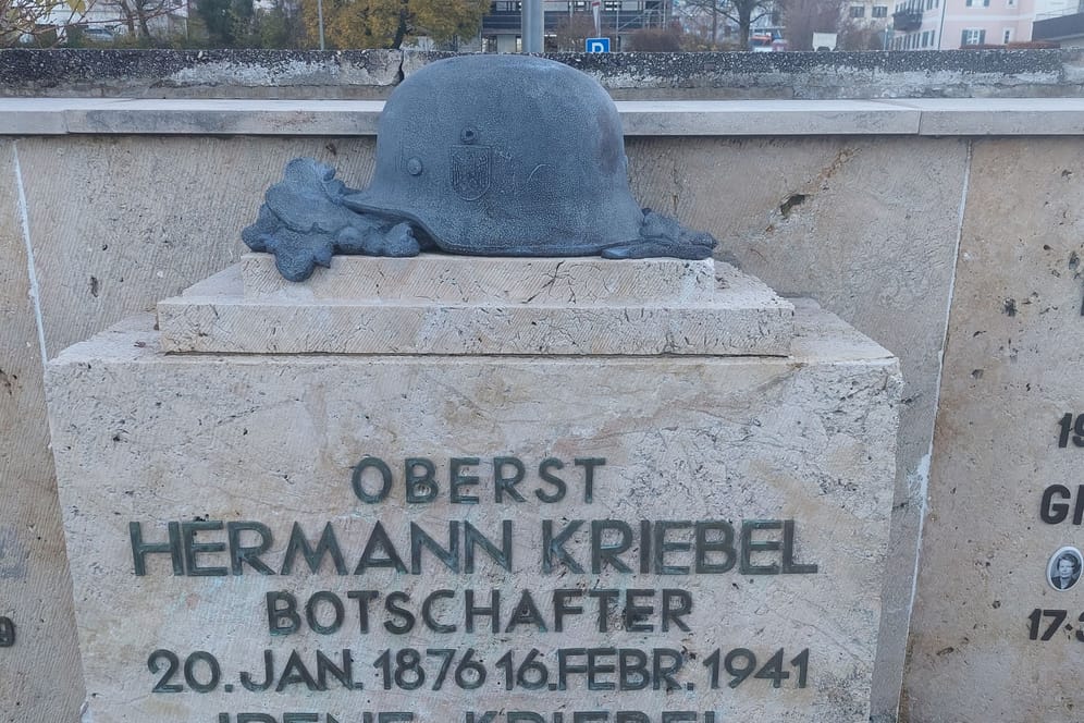 Der Grabstein von Hermann Kriebel in Aschau in Bayern. Weil das Grab von einem Stahlhelm und auch einst einem Hakenkreuz geziert wurde, ist es umstritten.