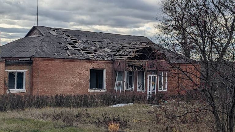 Beschädigungen an einem Haus nach dem russischen Artillerieschlag.